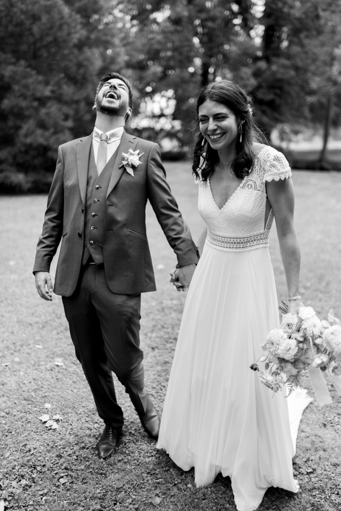 Photographie du mariage d'Elodie et Lucas au Moulin XII en Eure et Loir. Un fou rire les unis. Photographe Patrick PIERRE