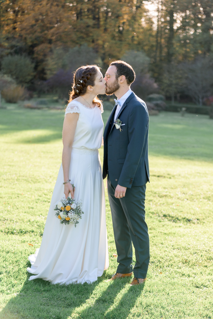 Photographie du mariage d'un couple de mariés au domaine de Montireau à la golden hour. Photographe Patrick PIERRE