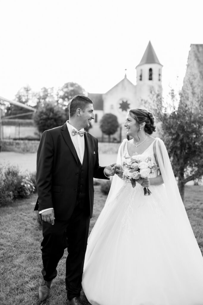 Photographie du mariage d'un couple de mariés à la ferme des festivités à Bazoches-en-Dunois. Photo en noir et blanc