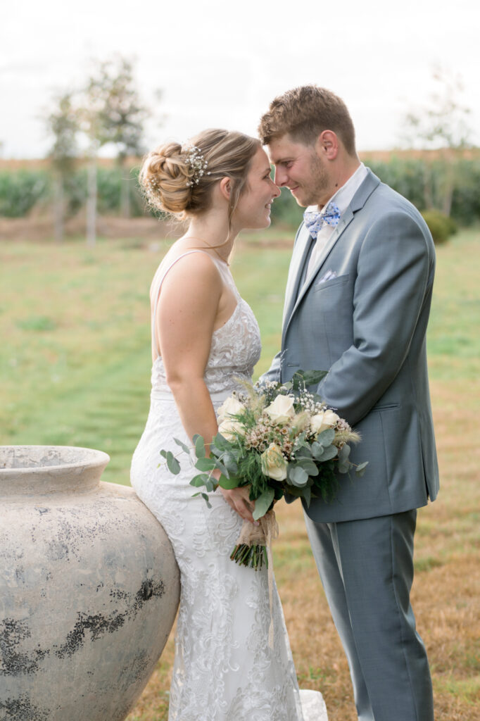 Photographie du mariage d'un couple de jeunes mariés enlacés au domaine de Vaujoly. Photographe Patrick PIERRE