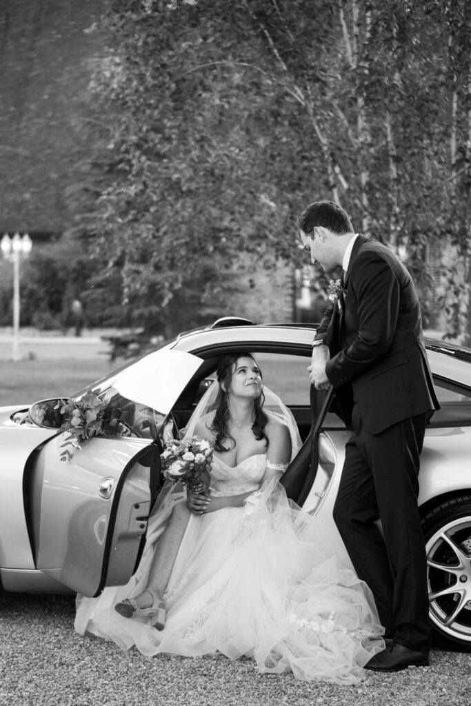 Photo en noir et blanc des mariés pendant leur séance photo de couple